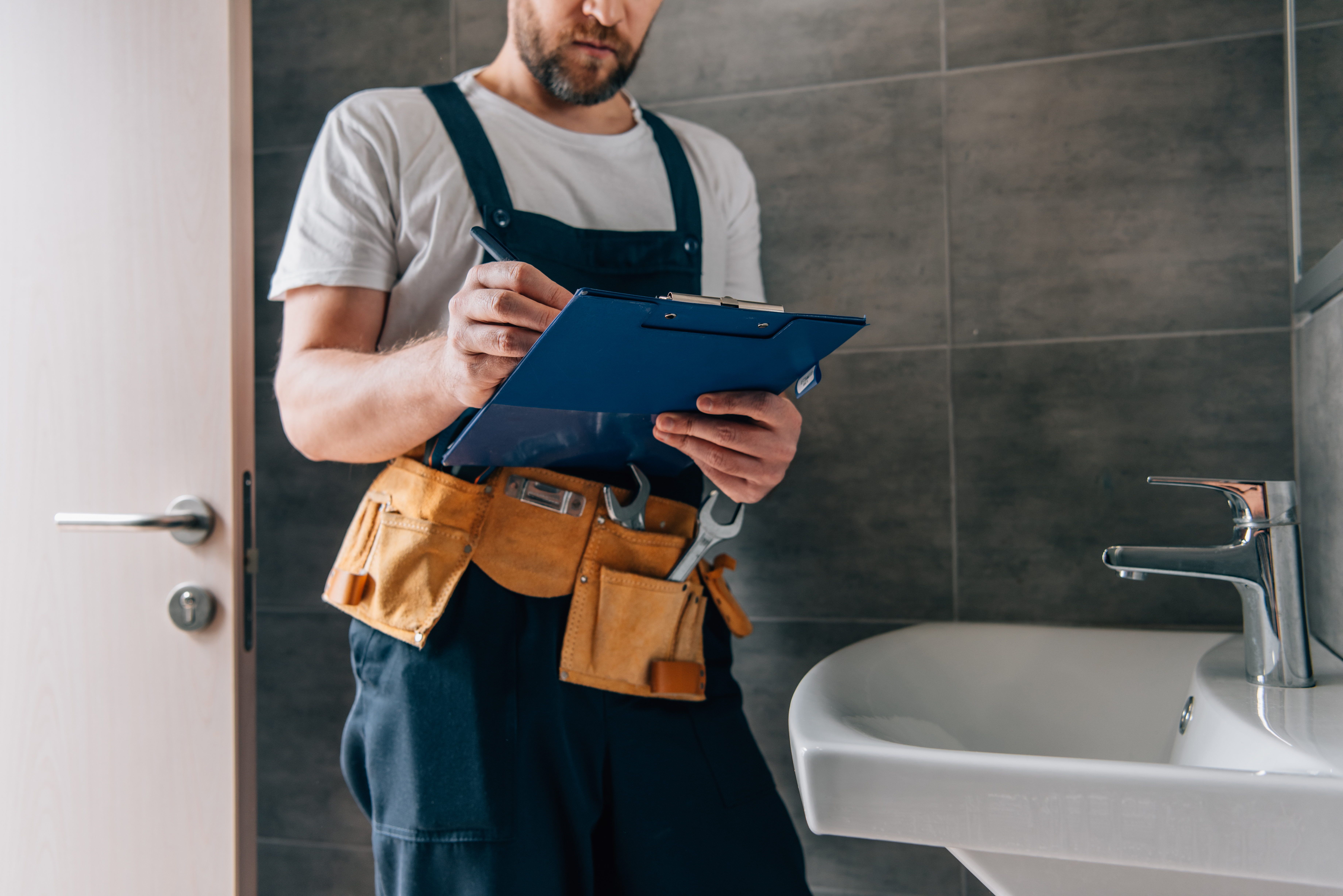 Plombier vérifiant une salle de bain